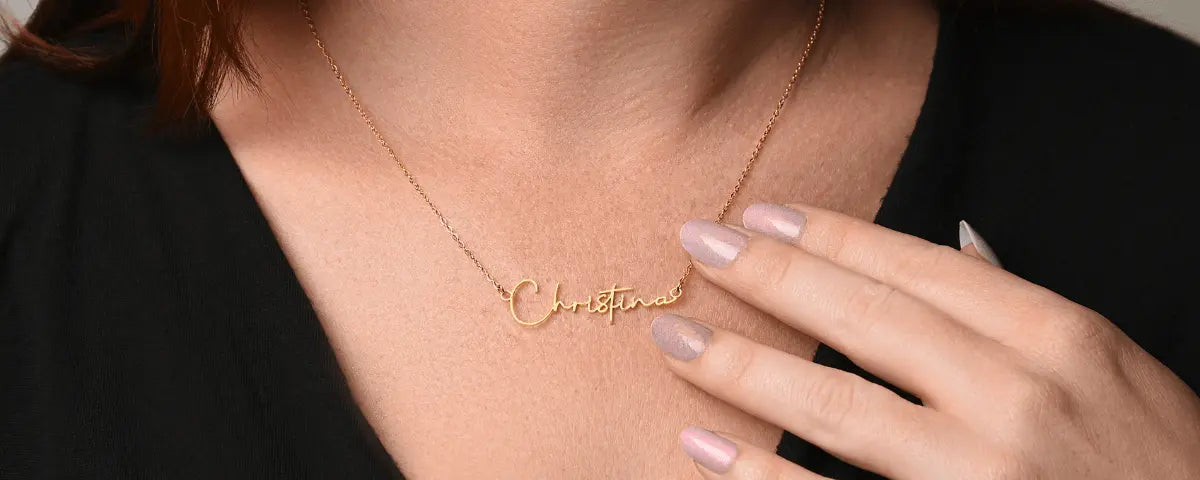 Zarte goldene namenskette mit gravur christina am hals einer frau, personalisiertes geschenk